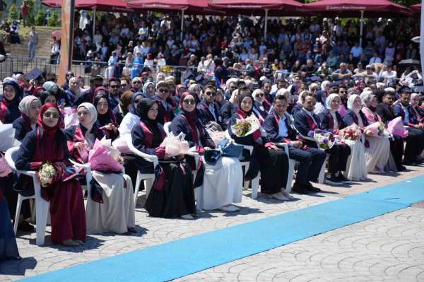OMÜ İlahiyat Fakültesi'nde mezuniyet heyecanı