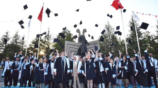 Selçuk Üniversitesinde genç diş hekimleri diplomalarını aldı