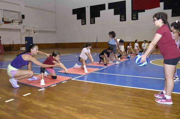 Kuşadası'nda çocuklar yaz spor okuluyla tatili keyifli geçiriyor