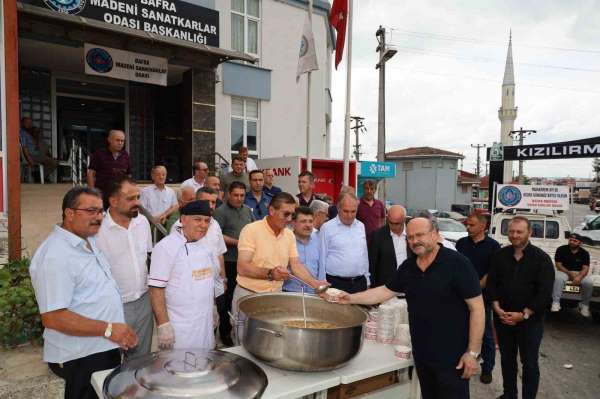 Bafra Madeni Sanatkarlar Odası 2 bin kişiye aşure dağıttı