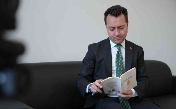 Bayburt tapu müdürü hem okuyor hem yazıyor: Genç müdür 8 üniversite bitirdi 9 şiir kitabı yazdı