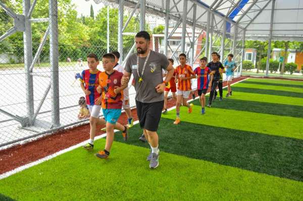 Esenyurt'ta yüzlerce çocuk yaz spor okullarında sporla buluşuyor