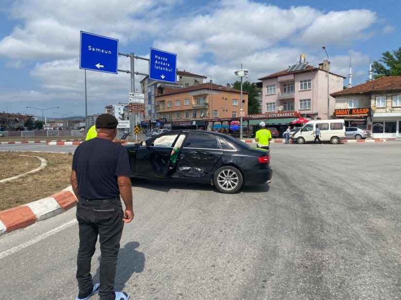 Samsun'da otomobil ile minibüs çarpıştı