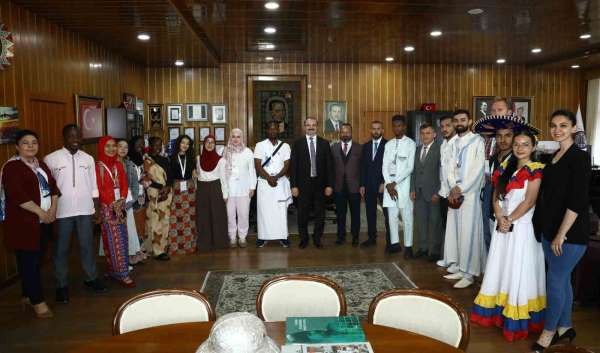 Rektör Hacımüftüoğlu, 15 ülkeden yaz okulu için Atatürk Üniversitesine gelen öğrencileri misafir etti