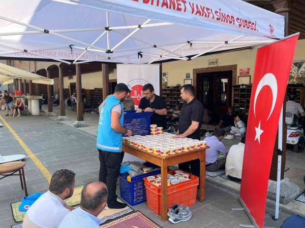 Sinop'ta vatandaşlara aşure ikramı