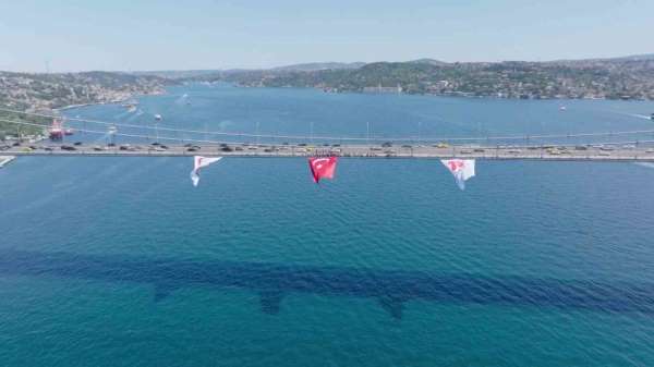 15 Temmuz Şehitler Köprüsü'ne asılan dev Türk bayrağı havadan görüntülendi