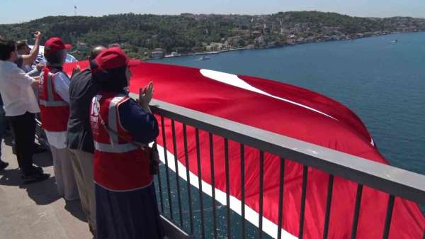 15 Temmuz'un 10'uncu yılında 15 Temmuz Şehitler Köprüsü'ne dev Türk bayrağı asıldı