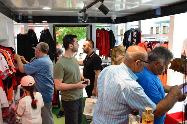 Süper Lig'in yeni ekibi Çorum FK'nin yeni sezon formalarına taraftarlardan yoğun ilgi
