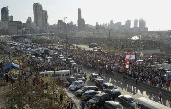 Beyrut'ta şiddetli patlamada hayatını kaybedenler için anma töreni 