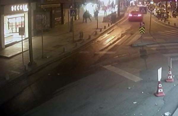 İstanbul'da dehşet anları kamerada: Tartıştığı genci sırtından bıçaklayıp restorana sığındı