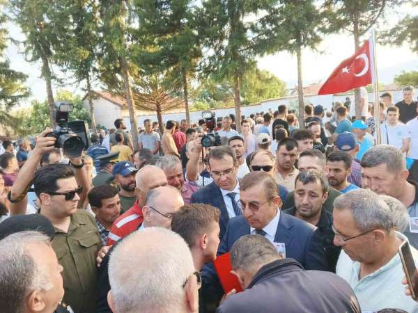 Bakan Yardımcısı Tuzcuoğlu şehit cenazesinde Kur'an okudu