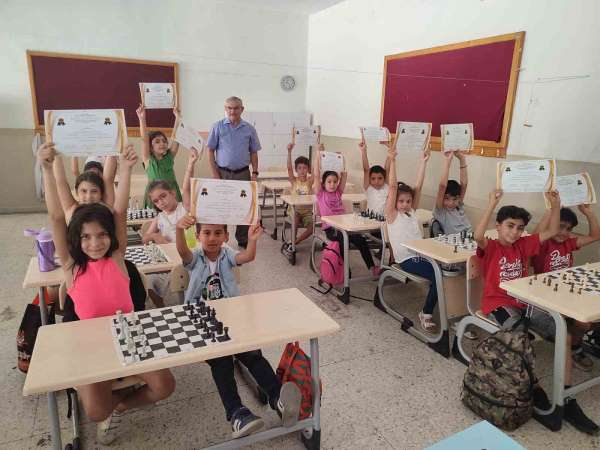 Yaz tatilini satranç öğrenerek geçirdiler