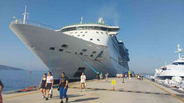 Bodrum'a 2 gemi 3 bin 906 yolcu getirdi