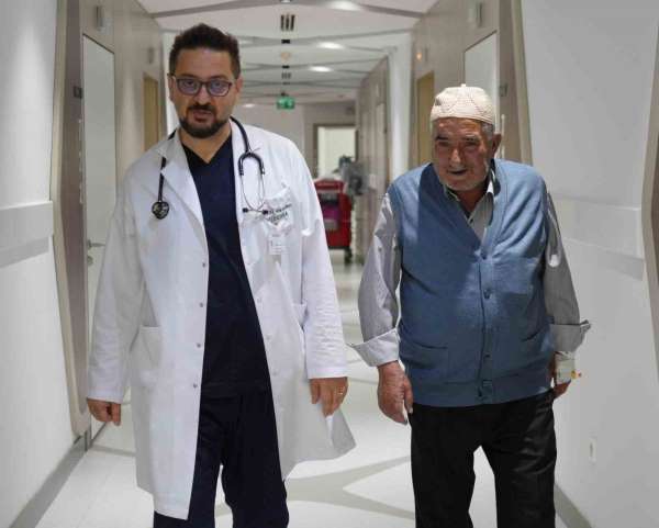 Günde 4 makineyle nefes alan hasta 'balon genişletme ve PRP' tedavisi ile sağlığına kavuştu