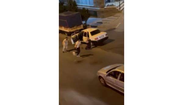 Tartıştığı adamı bıçakla kovaladı; o anlar kamerada