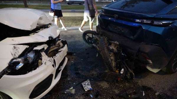 Zincirleme kazada motosikletli genç kız yaralandı, sürücü olay yerinden kaçtı