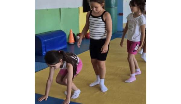 Bandırma'da Yaz Spor Okulları kapsamında temel hareket eğitimi sürüyor