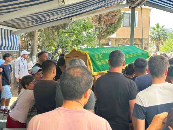 Gökçeada'da motosiklet ile otomobilin karıştığı kazada hayatını kaybeden çocuk toprağa verildi