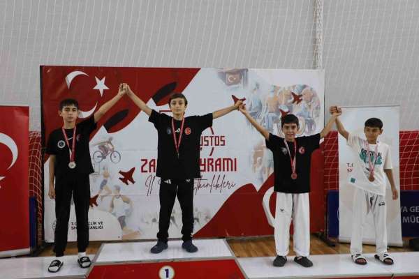 Kütahya'da 30 Ağustos Yıldızlar Taekwondo Zafer Kupası'nda ödül heyecanı