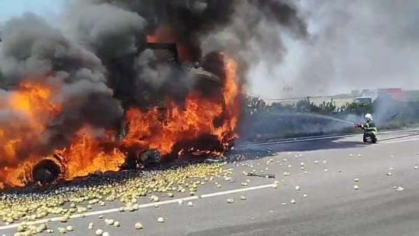 Otoyolda feci kaza: Tır alev aldı, 1 kişi hayatını kaybetti