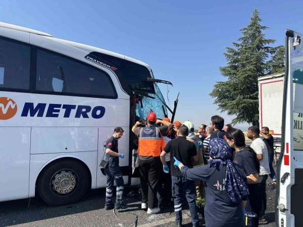 Uşak'ta yolcu otobüsünün kamyona arkadan çarptığı kazada ağır yaralanan muavin hayatını kaybetti