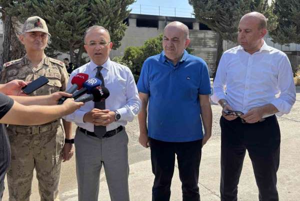 Vali Kemal Çeber: 'Yangına 39 araç ve 81 personelle müdahale ediliyor, hemen hemen kontrol altına alındı'