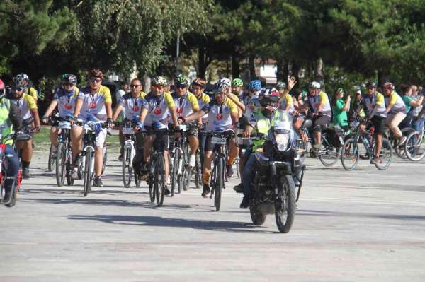 Bisiklet tutkunları Beyşehir Gölü etrafında 165 kilometre pedal çevirdi - Konya haber