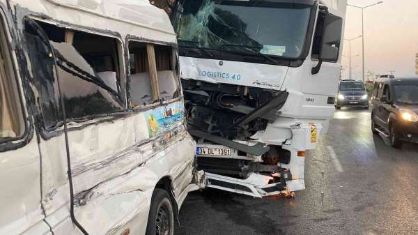 Tırla yolcu minibüsü çarpıştı, kaza ucuz atlatıldı - Mersin haber