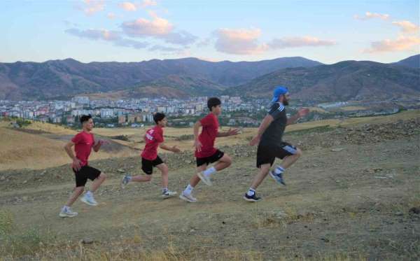Muş'ta karate sporcuları dağ koşusuyla kondisyon artırıyor
