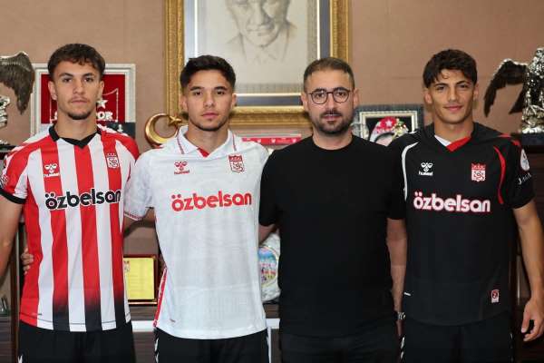 Sivasspor, 3 genç oyuncuyu profesyonel yaptı