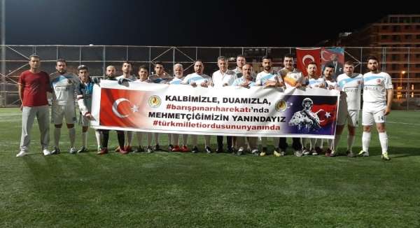 Futbol turnuvasında Barış Pınarı Harekatına pankartlı destek