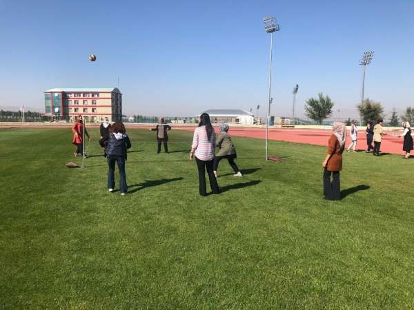 Kadın çalışanlar voleybol oynayarak mesailerine başladı 