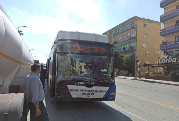 Başkent'te belediye otobüsü ile servis minibüsünün karıştığı zincirleme kazada 8 kişi yaralandı