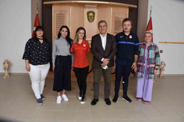 Millî yüzücü Sümeyye Boyacı'dan Gençlik ve Spor İl Müdürü Tatlısu'ya ziyaret