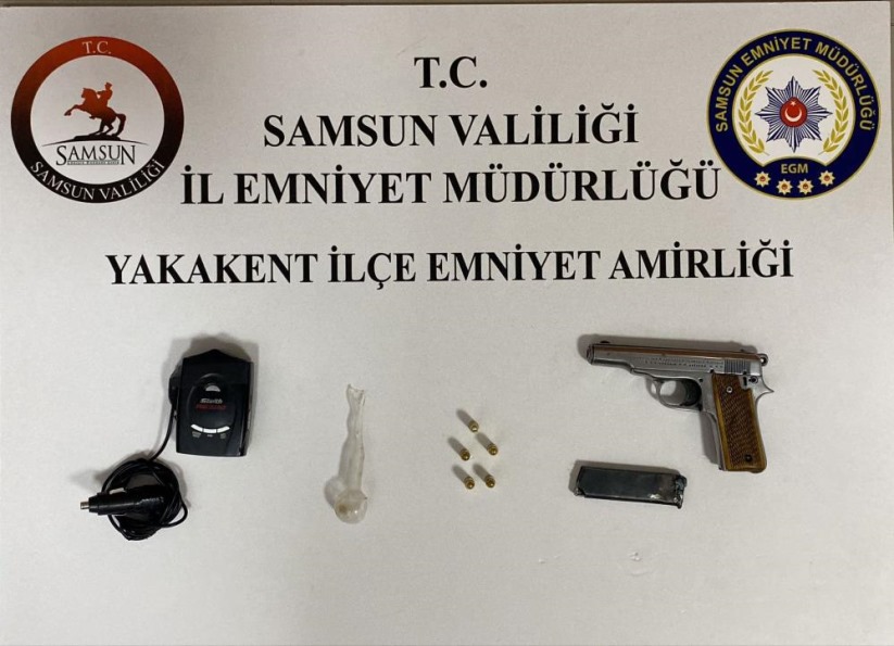 Samsun'da polisin uygulamasında silah ve radar tespit cihazı ele geçti