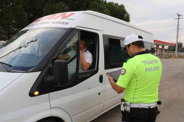 Trafik polisi böyle uyardı: 'Sizin için, lütfen emniyet kemerlerinizi takın'