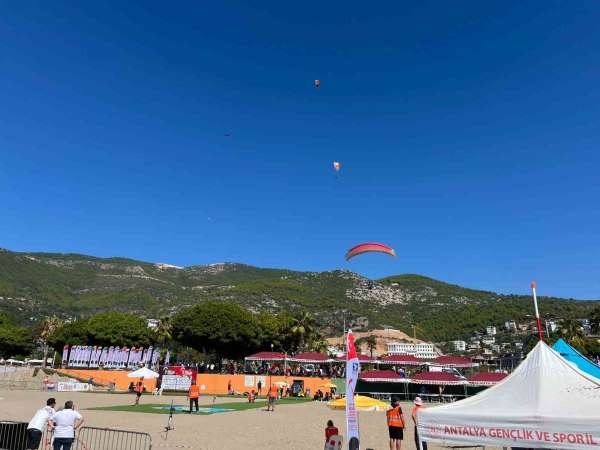 Dünya Yamaç Paraşütü Hedef Şampiyonası Alanya'da başladı