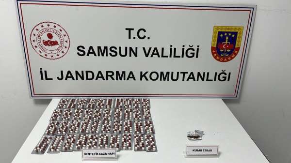 Jandarma taksideki yolcuları uyuşturucuyla yakaladı