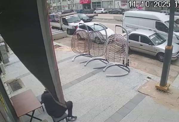 Otomobilin çarptığı yaşlı adam yaralandı: Kaza anı kamerada