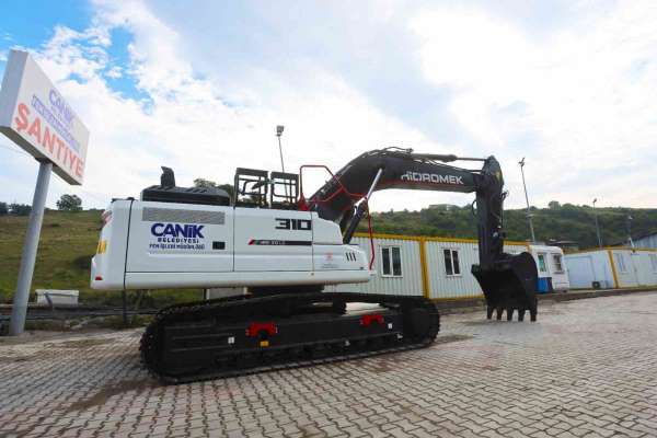 Canik Belediyesi araç filosuna yeni ekskavatör kattı