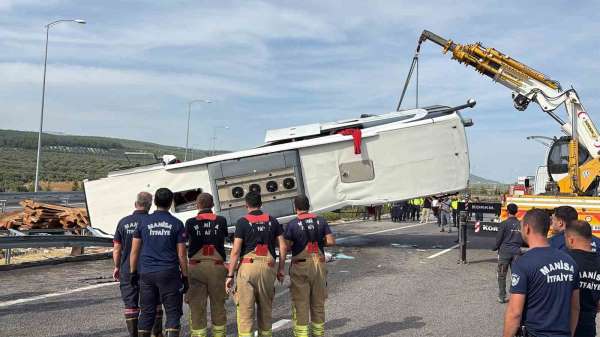 Manisa'daki feci kazada araçlar çekiciyle kaldırılıyor