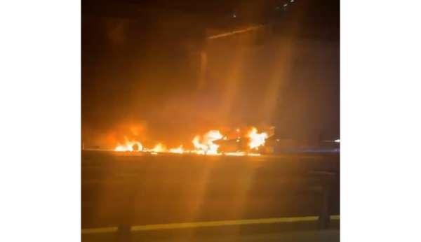 Sarıyer'de trafik kazasının ardından 2 otomobil alev topuna döndü
