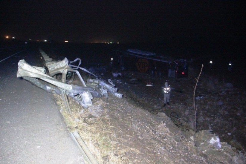 Samsun'a gelen turistleri taşıyan otobüs devrildi: 32 yaralı