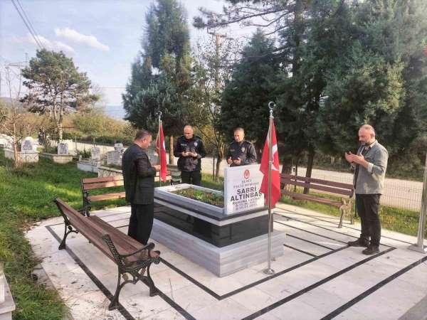Şehit polisi meslektaşları mezarı başında andı