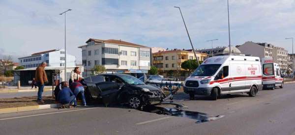 Bandırma'da trafik kazası: 3 yaralı