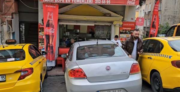 Beyoğlu'nda taksiye alınmayan alkollü şahıs, aracın tekerleklerini bıçakladı: O anlar kamerada