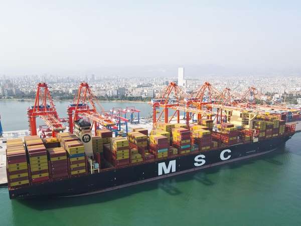 Dünyanın en büyük konteyner gemisi Mersin Limanı'na geldi