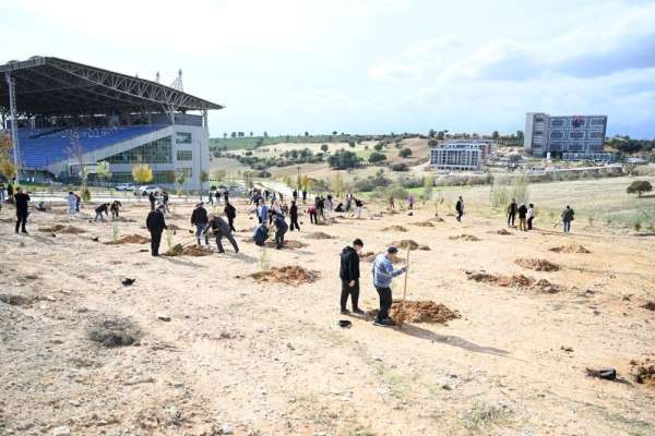 Uşak Üniversitesi, Milli Ağaçlandırma Günü'nde yeşil gelecek için el ele verdi