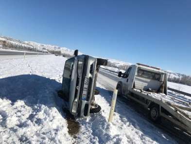 Otomobil bariyerlere çarparak devrildi
