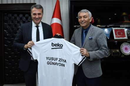 Fikret Orman'dan Başkan Günaydın'a Beşiktaş forması 